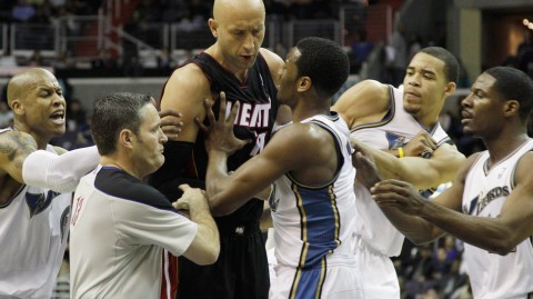 大Z肘击点燃火药桶！回顾2011年那场奇才热火全武行，三将遭驱逐沃尔事后连叹三个失望