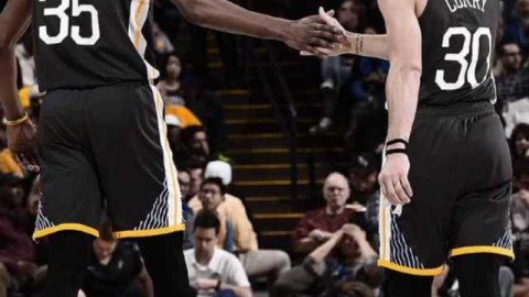 告别金州32号球衣主人，凯文·鲁尼十年功勋落幕，勇士内线传承何处去？