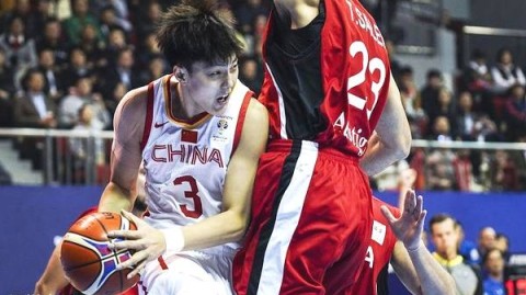 2026中国男篮世预赛惊险开局！胡金秋内线制胜，球员照片与最新资料全收录