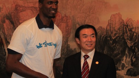 罗伊·希伯特走进北京四中，NBA关怀行动背后的篮球传承